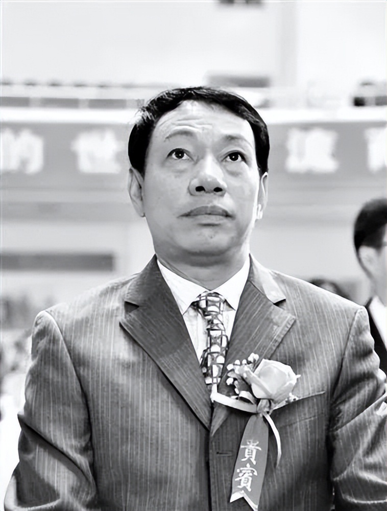 他小学没毕业，花10亿把“打工皇帝”招至麾下，600亿身价还*税逃**