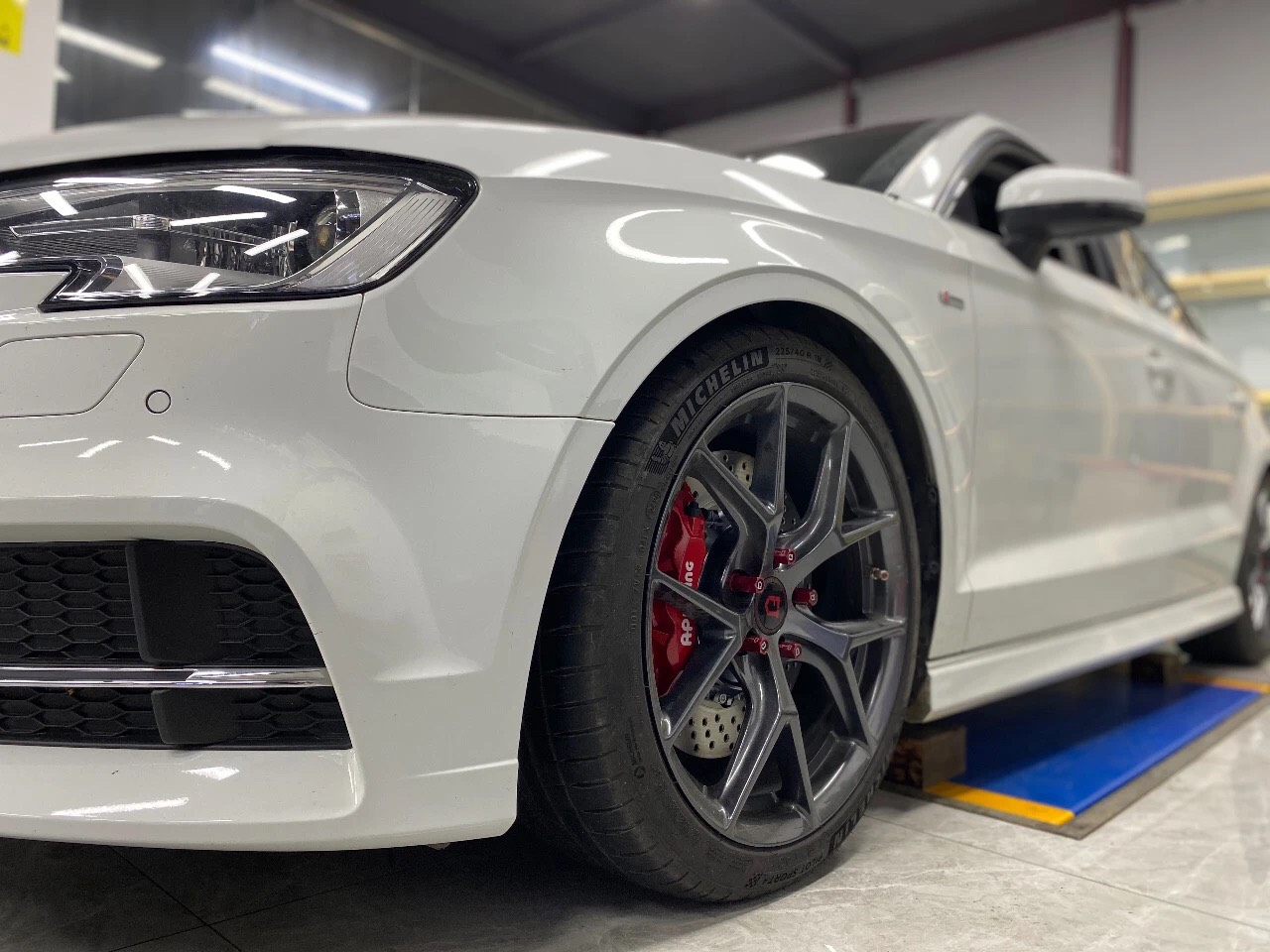 奥迪A3刹车升级Ap9040六活塞355碟盘，18寸轮毂，红色骚鲍鱼