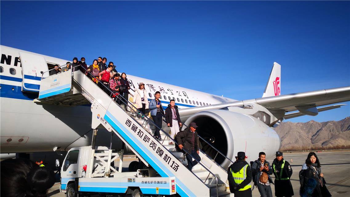 航空公司靠机票赚钱,机票100多块钱航空公司能赚钱吗