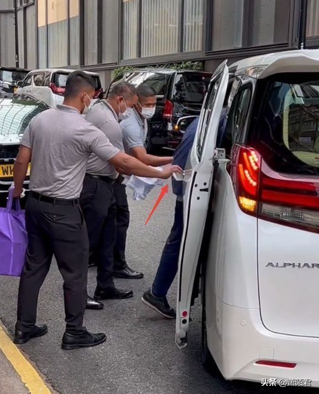 铜锣湾偶遇香港大佬刘銮雄,刘銮雄出门带几个保镖