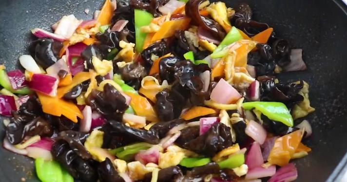 泡木耳只用清水泡等于吃虫卵,木耳不要直接用清水洗等于吃虫卵