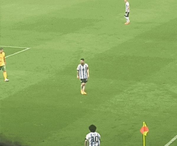 球迷冲进球场拥抱梅西全过程介绍,一路狂飙震撼视频