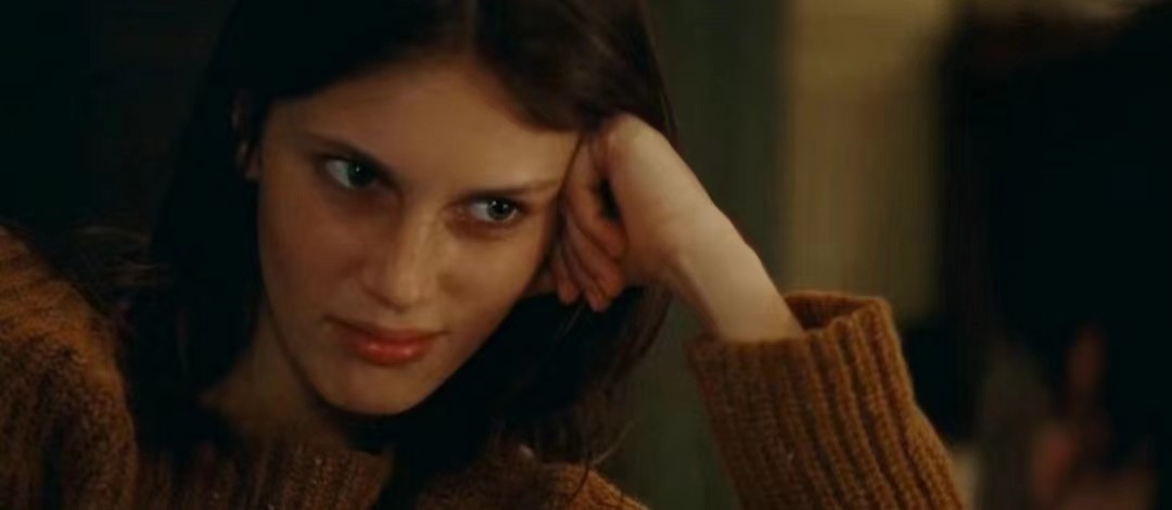 法国影片《花容月貌》以超现实的手法表达了什么？