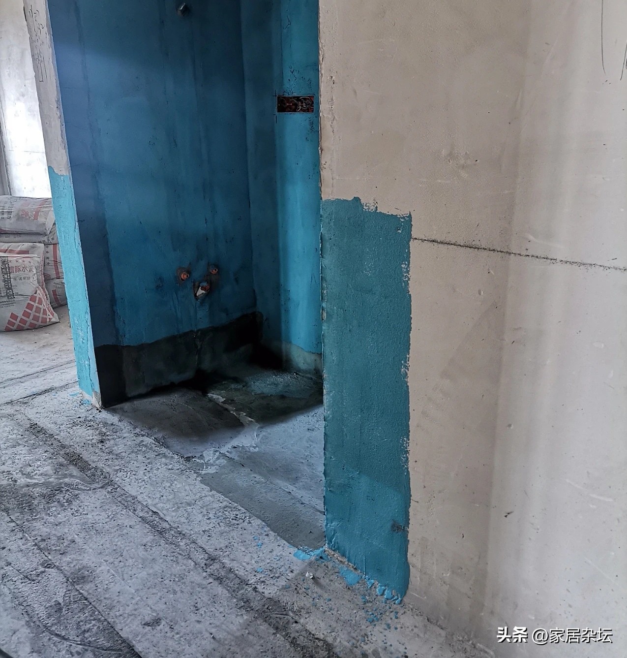 卫生间门口墙面返潮,刚装修不久卫生间门口返潮