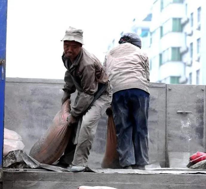 表哥新买手机掉粪池，表哥做法让人感慨良多