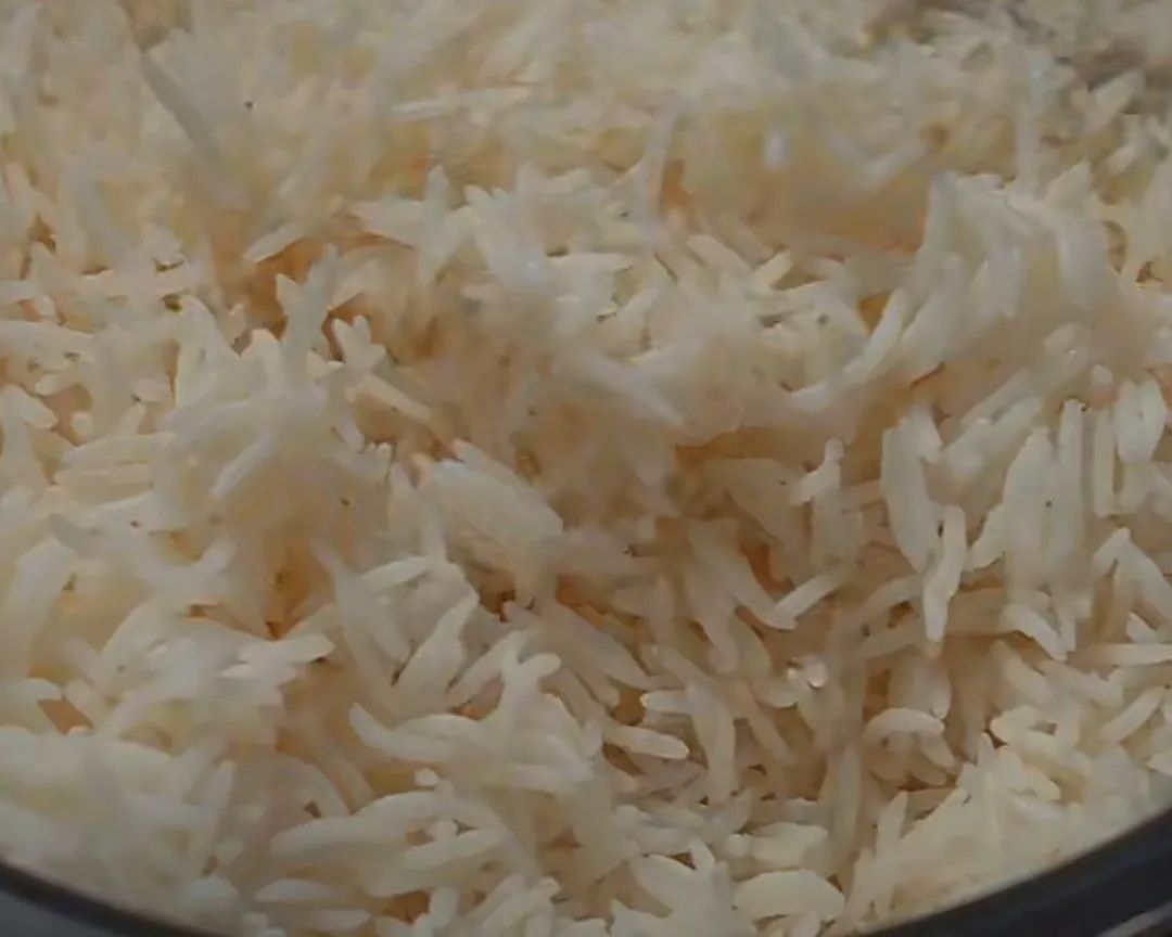 蒸米饭要放什么才饭香软可口,蒸米饭别只加清水四个小窍门
