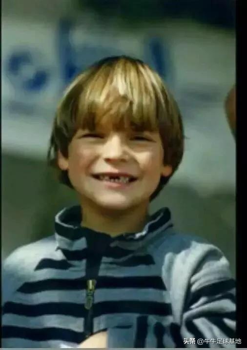 足球明星年轻与现在照片对比,足球明星小时候纪录片