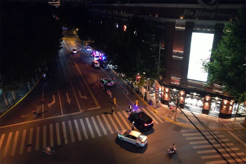 【夏季治安打击整治“百日行动”】上海黄浦：警灯闪烁，夏夜守护