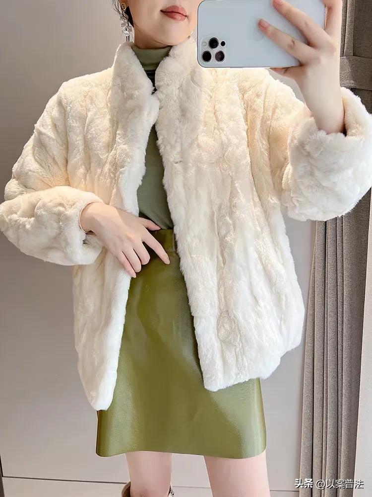 男子在网上花4536元买了件兔毛皮草大衣，送给女朋友，收到货后，男子发现皮草不是兔毛，男子将店家告上法院