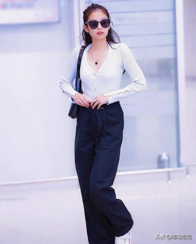 今年很流行长短搭配跟着穿很时髦,今年最不流行的穿搭