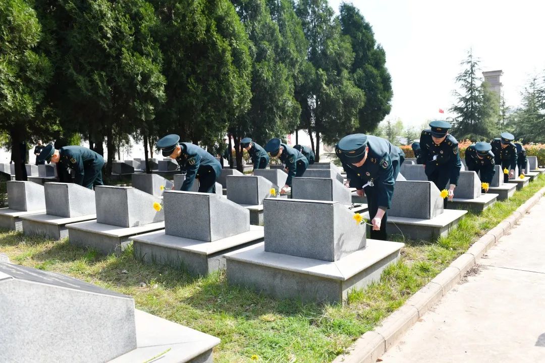 解放军清明缅怀红军先烈活动,清明祭奠革命先烈解放军鸣枪