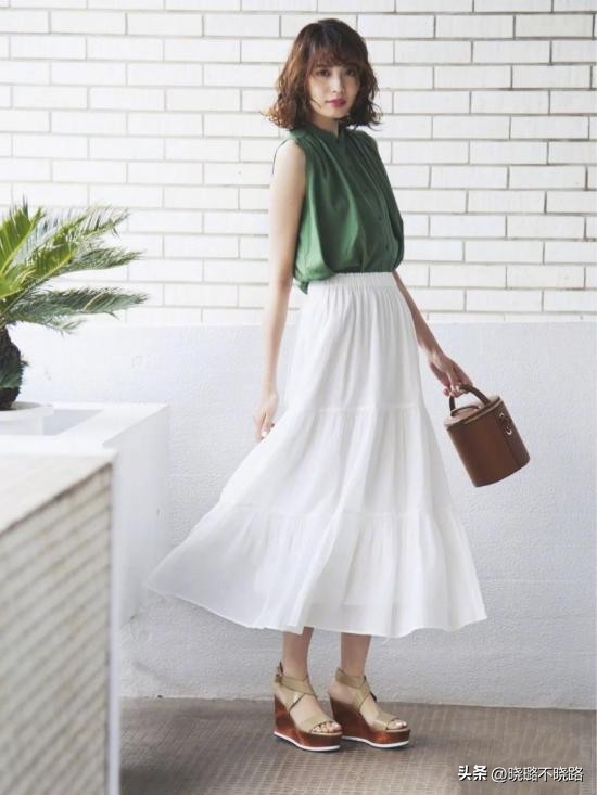 白t恤和百褶裙永远都是完美搭配,百搭t恤百褶裙推荐