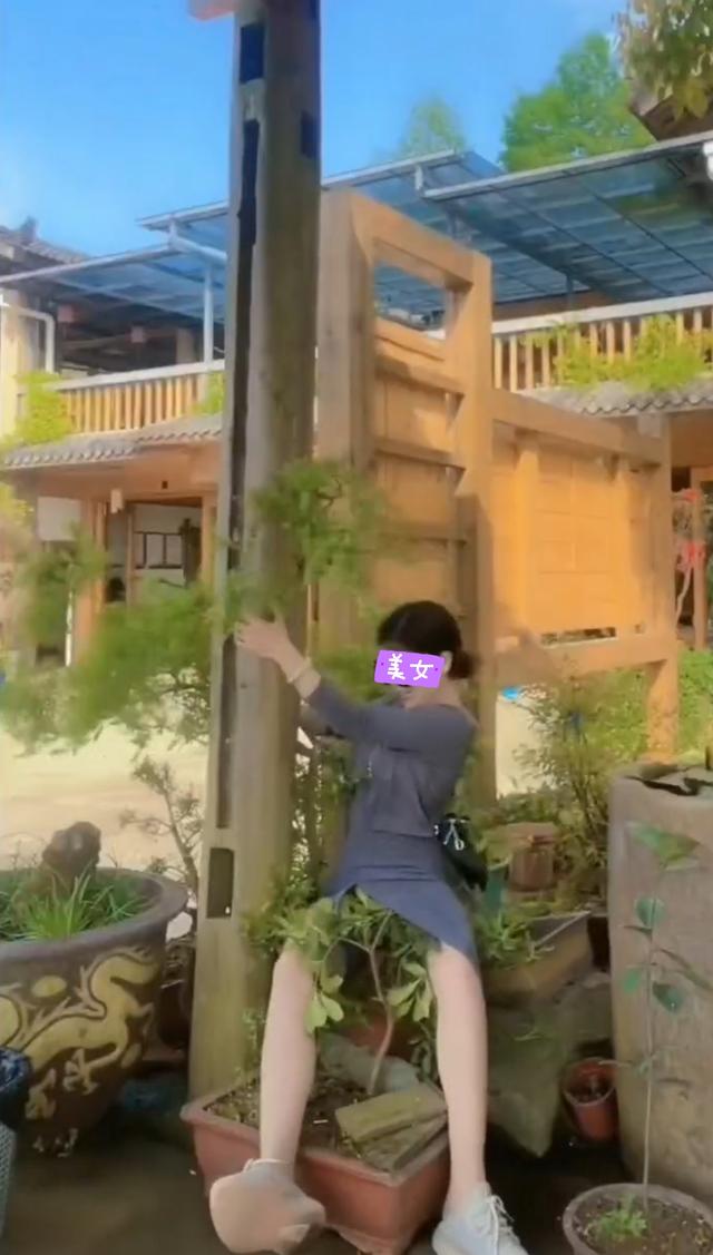 女子不小心将裙子划破，陌生男子伸出援手，闺蜜：他拿手机拍你？