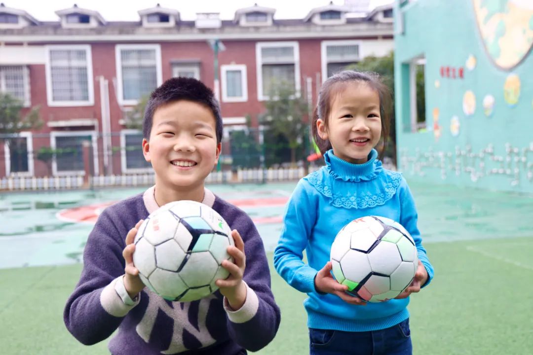 恭喜幼儿园足球比赛得奖,喜讯我校入足球特色示范校