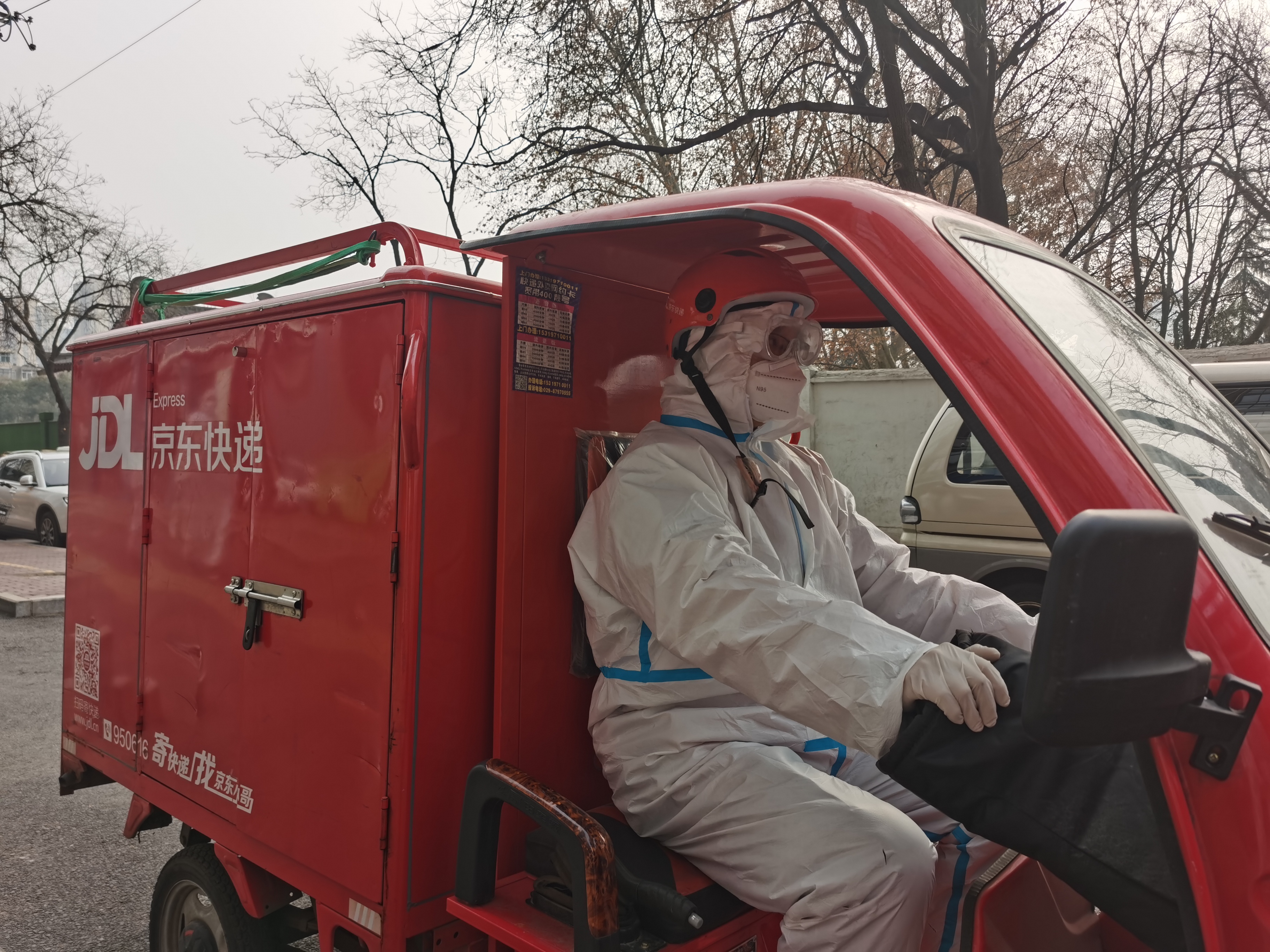 西安有序推动“重启”京东小哥化身“大白”无接触配送