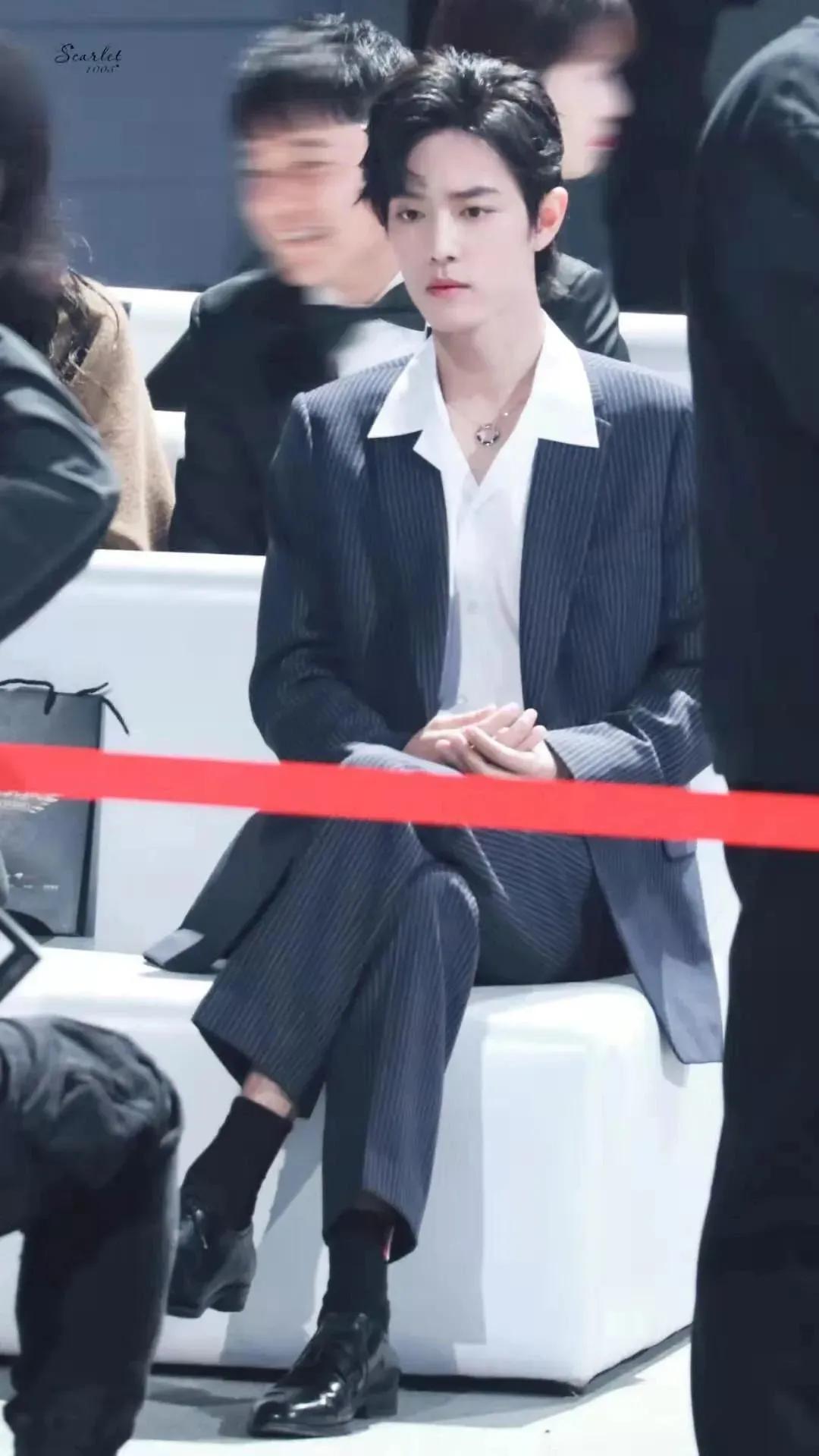 肖战近期活动造型,肖战微博之夜两套造型