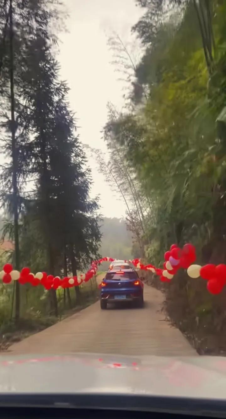 山路婚礼气球,山路弯弯婚礼现场