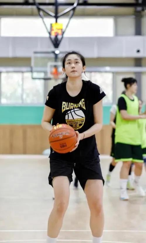 中国女篮战胜日本，获得亚洲杯冠军，感谢15位女篮功臣！