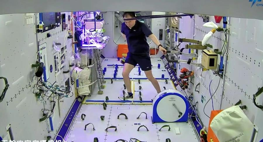 杨利伟航天员着陆出舱全程,杨利伟迎接神十六航天员出舱