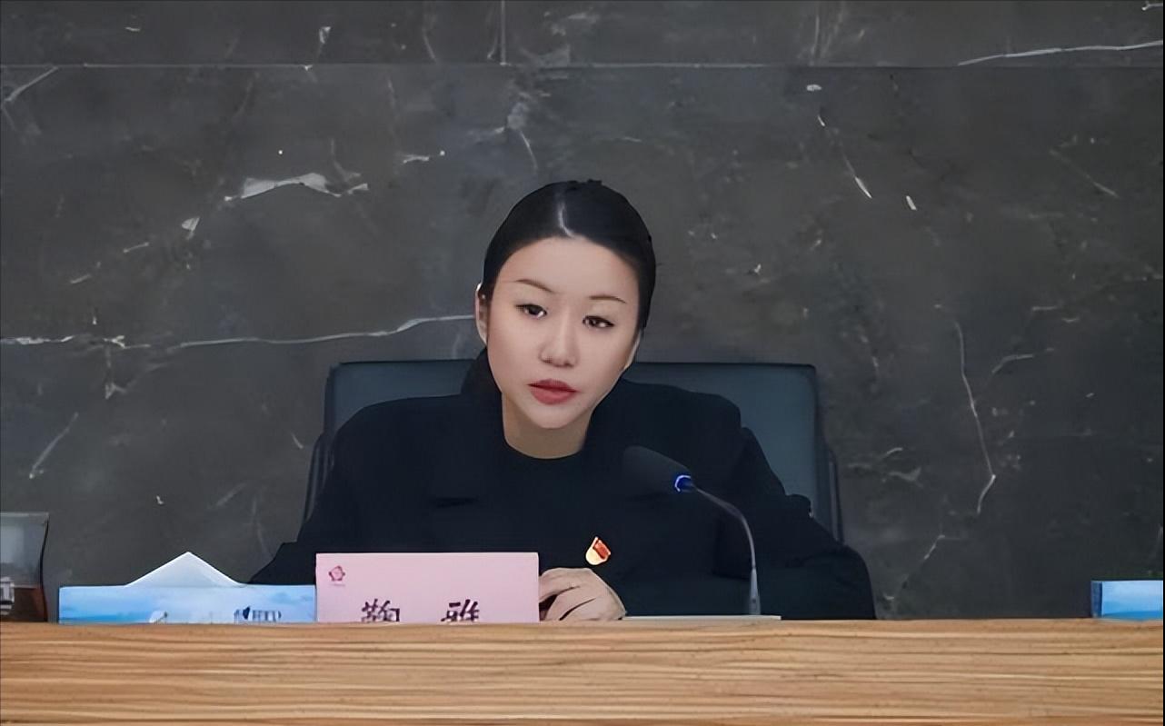 回顾美艳董事长落马，21岁刚毕业就当上了当地局长，疑似权色上位
