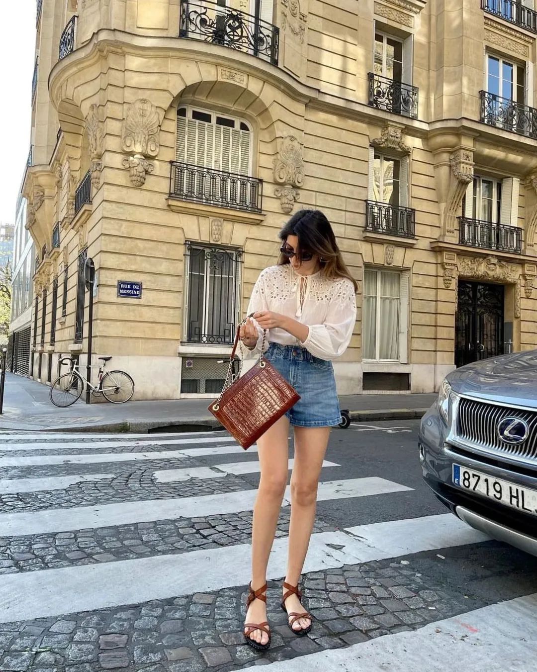 今年最流行的穿搭冬季短裤,时髦百慕大短裤穿搭