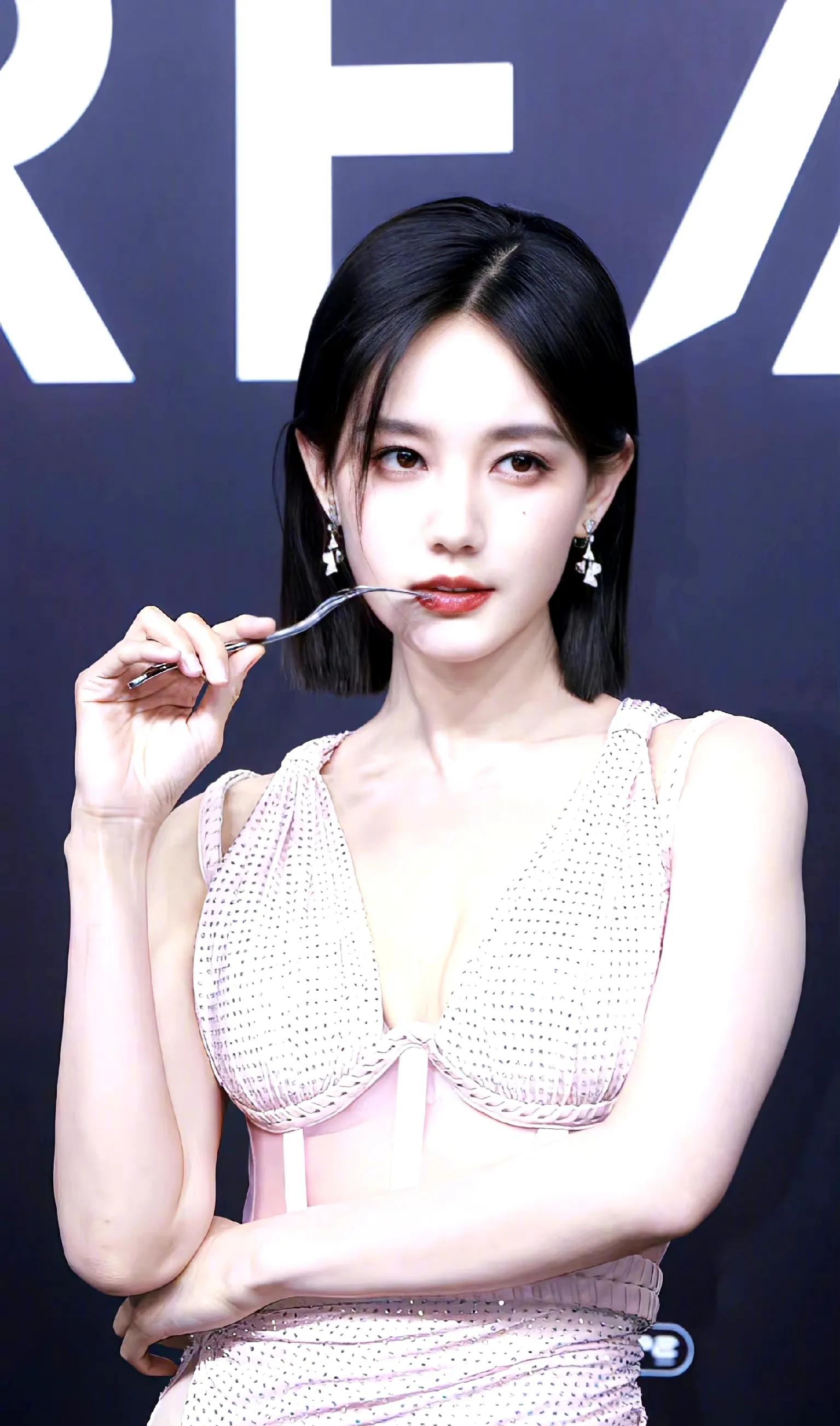 盘点爆火的红毯明星造型,最新女明星红毯惊艳合集