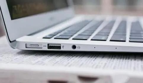 台式电脑硬盘灯不闪开不了机,电脑硬盘灯一直闪屏幕黑屏