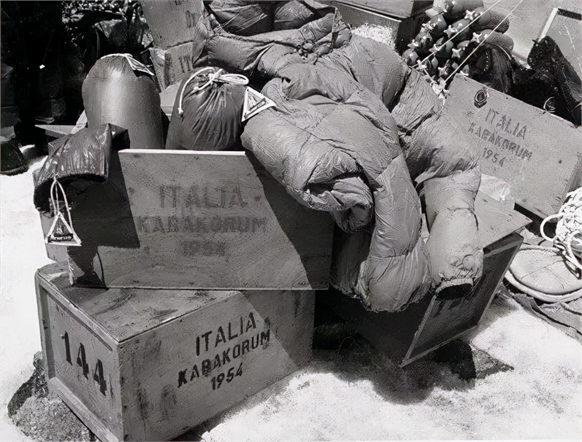 上万元加拿大鹅羽绒服网店仅售50,moncler经典款羽绒服