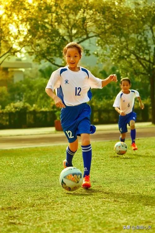 小女孩踢足球有出路吗,踢足球的女生有出路嘛