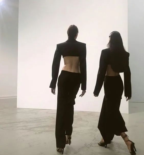 时尚轮回到超辣低腰装?网友吐槽:真当谁都有超模的细腰马甲线啊