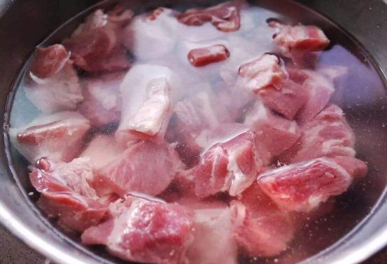 猪肉用盐清洗好吗,猪肉清洗有人用热水有人用冷水