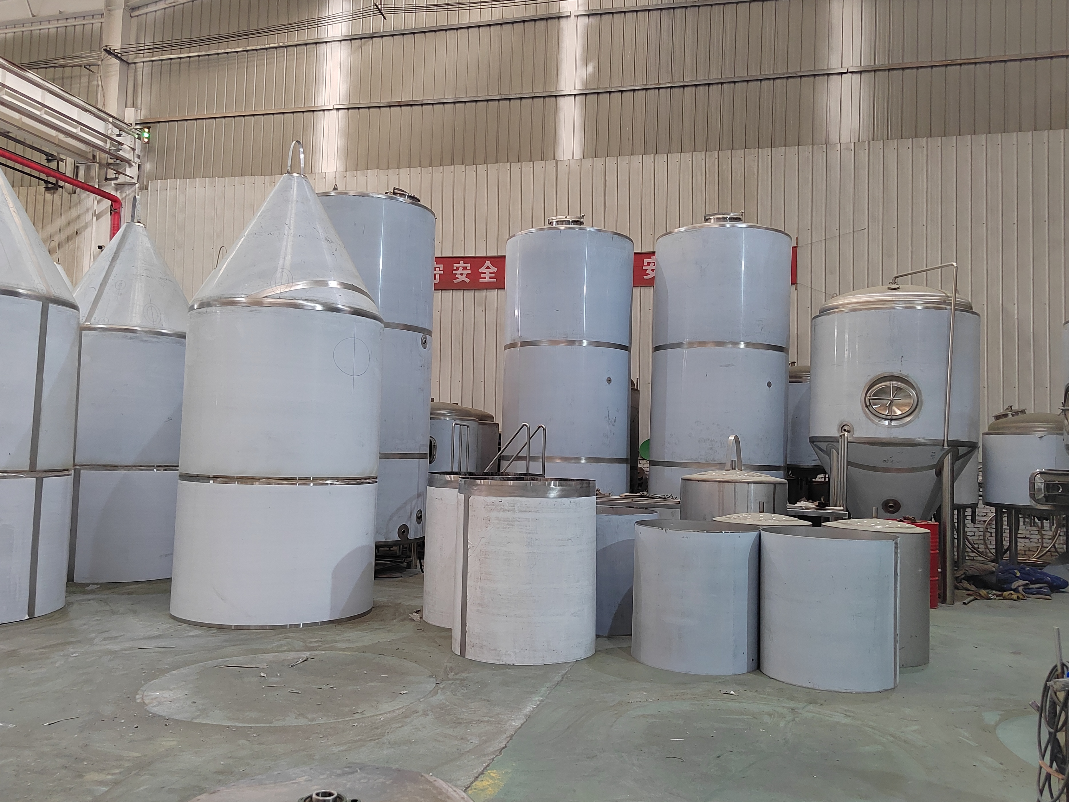 大型精酿啤酒设备定制生产厂家,啤酒厂大型精酿啤酒设备