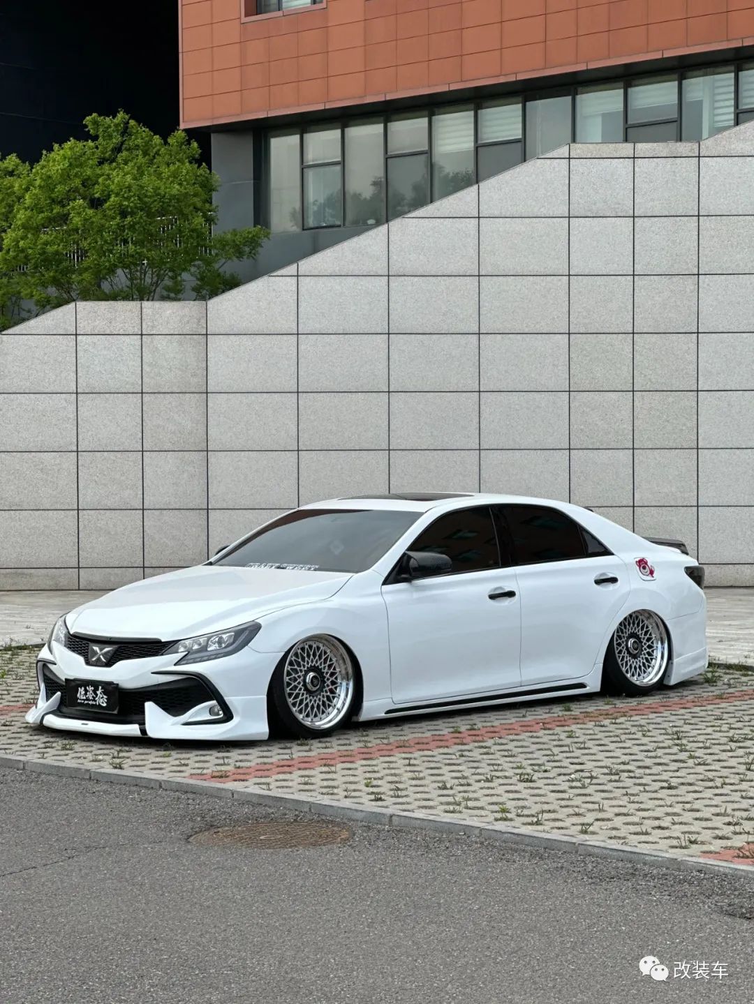 被打断腿的丰田锐志大后超，只要改得帅阿珍跑不掉