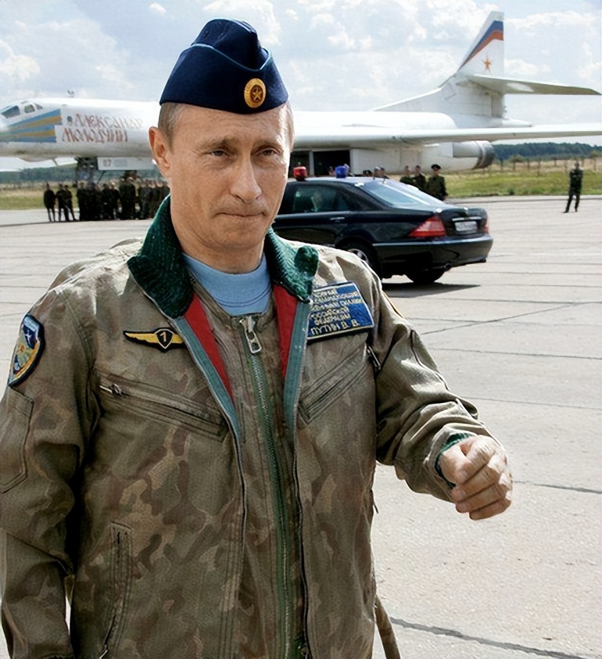 默克尔见到普京的狗子,普京的狗狗和默克尔