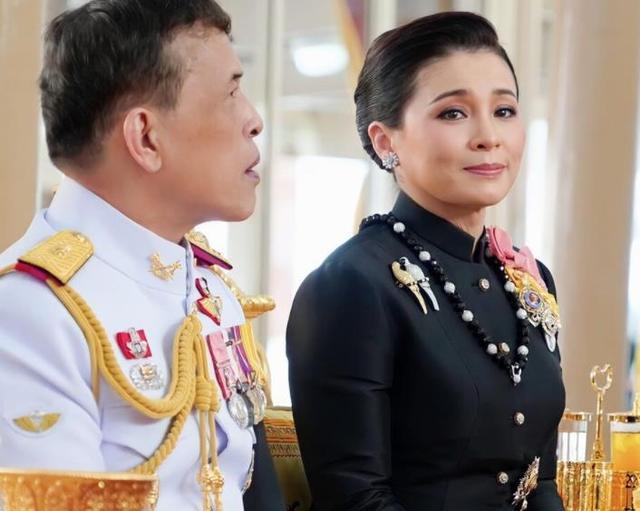 苏提达珠宝越来越奢华，佩戴黑珍珠闪耀全场，华裔王后就是端庄