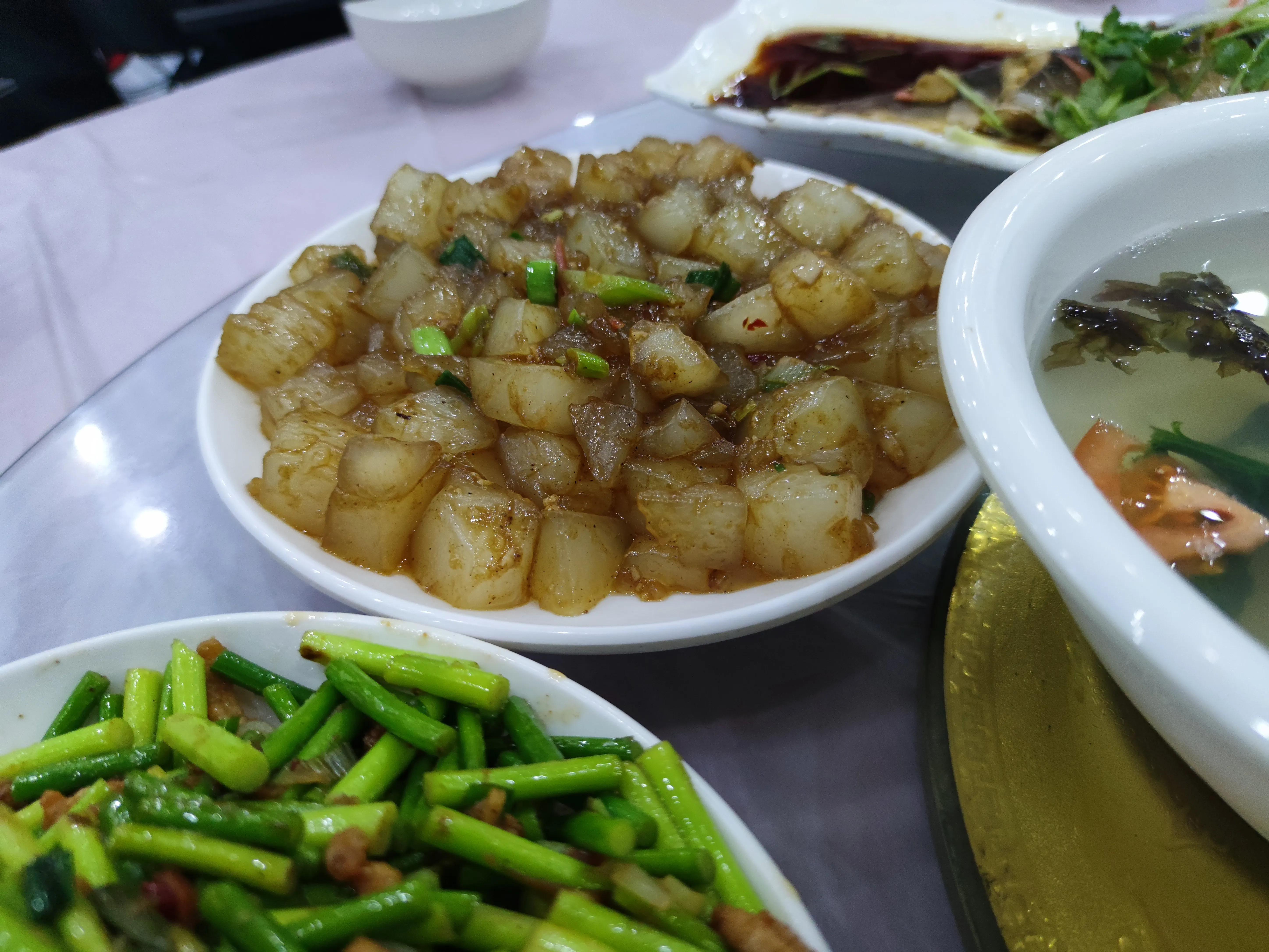 东北小伙吃自助餐视频,东北小伙街头采访吃自助餐