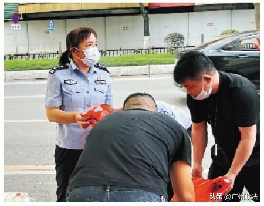 疫情期间,她推迟退休,他代购奶粉,他们上门找老人……
