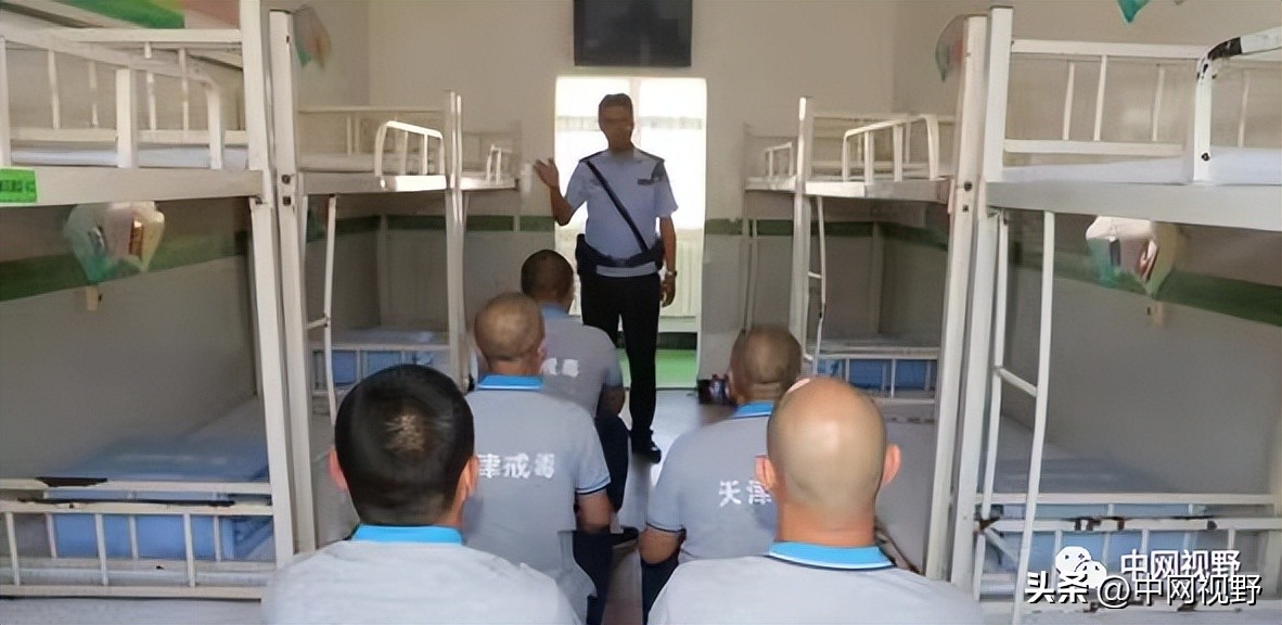 戒毒民警哽咽讲述吸毒者救赎之路,戒毒所民警对吸毒人员的谈话