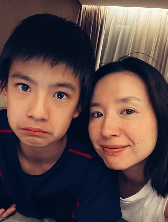 董洁儿子12岁身高,董洁13岁儿子近照曝光