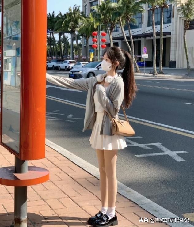 蓝色防晒衫搭配蓝色牛仔短裙,牛仔半身短裙蓝色防晒衫