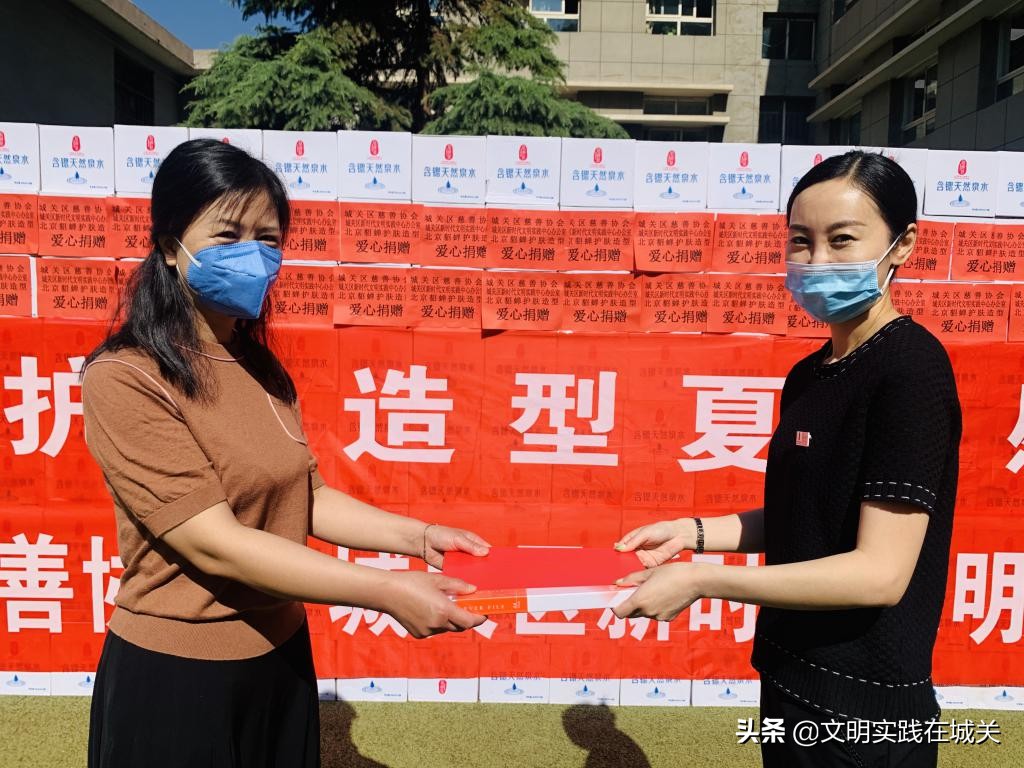 【文明实践在城关·爱心助力中考】城关区新时代文明实践中心携手爱心企业为莘莘学子捐赠2000箱优质矿泉水