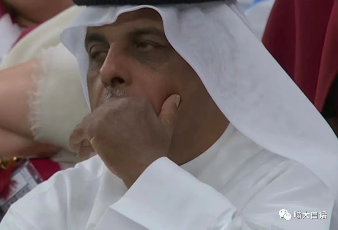 当富豪看到自己的国家队输球后...哈哈原来有钱人也会不高兴！