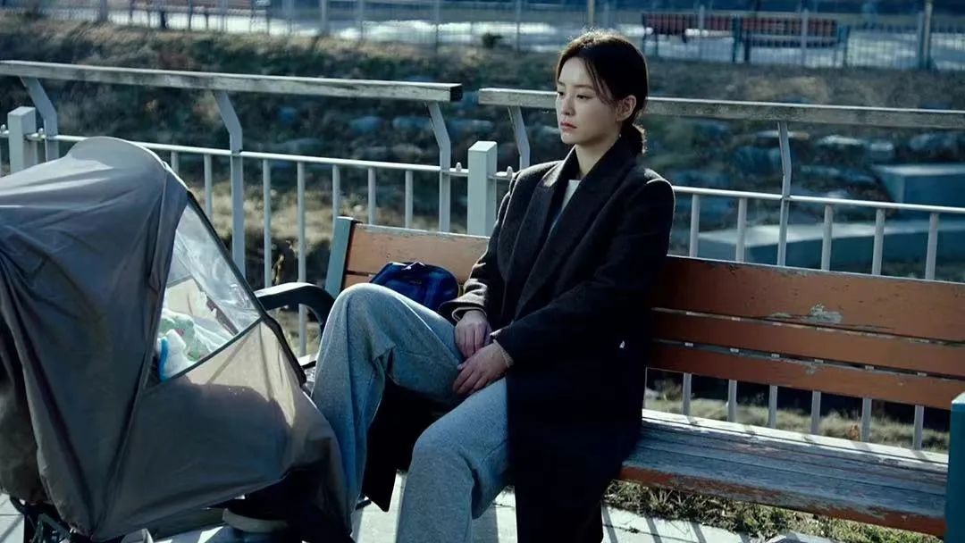 被母乳喂养绑架的产后妈妈:外人围观、医师逼迫,精神濒临崩溃