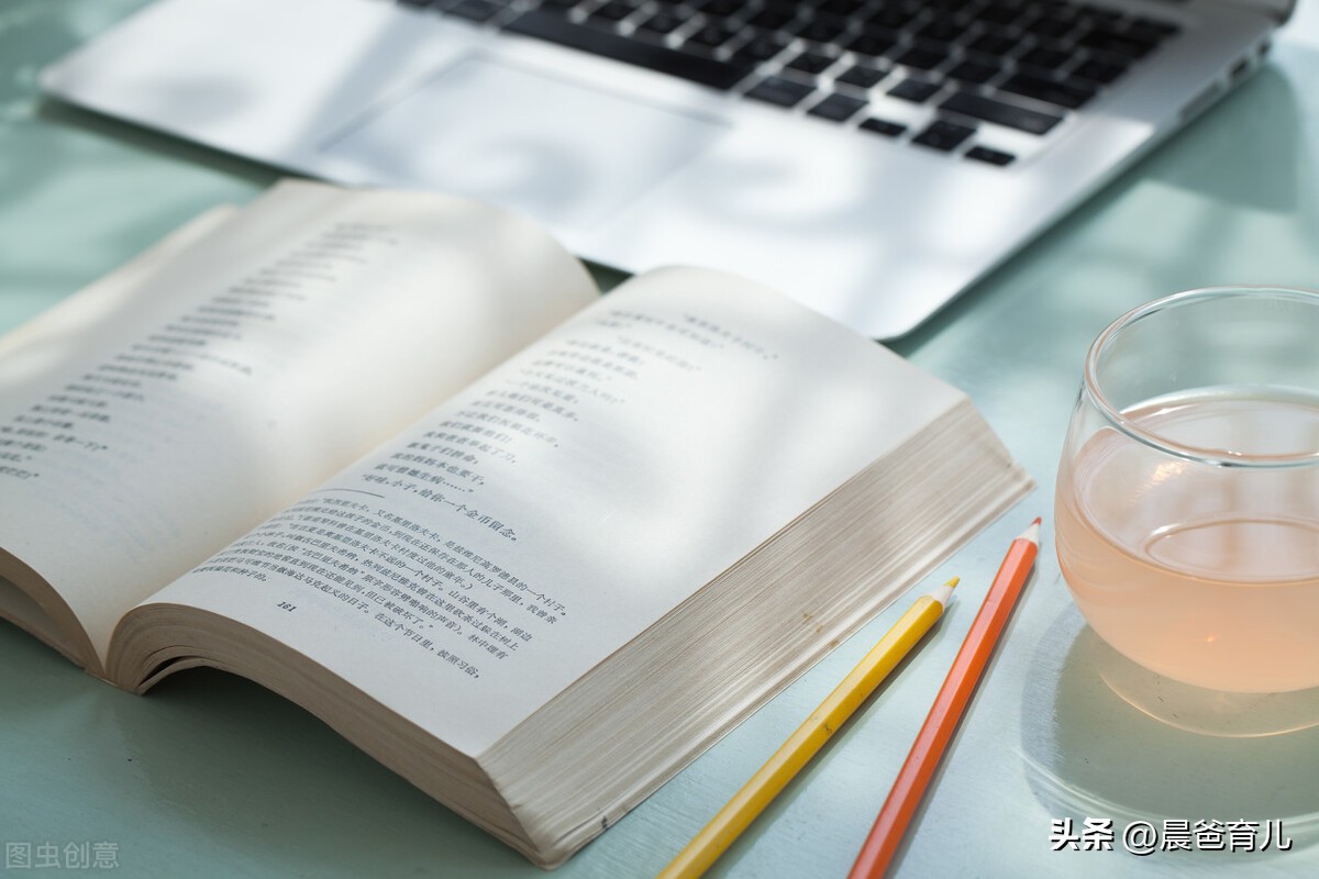 到底如何看待小孩的课外书 (读课外书对孩子的成绩有帮助吗)