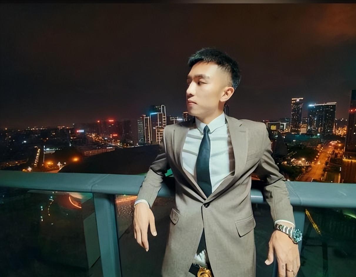 四川男人,痞帅与霸道的快手红人,全网百万粉丝,有着励志的故事