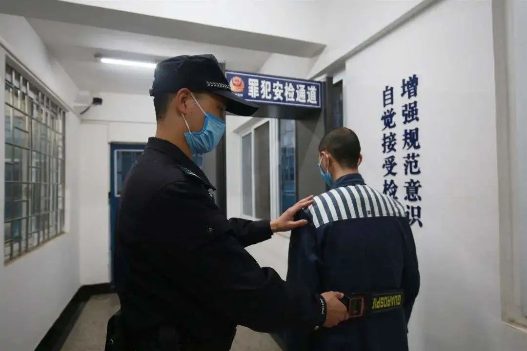 监狱里的狱警会很严厉吗,监狱里看上去凶恶的人其实很温柔