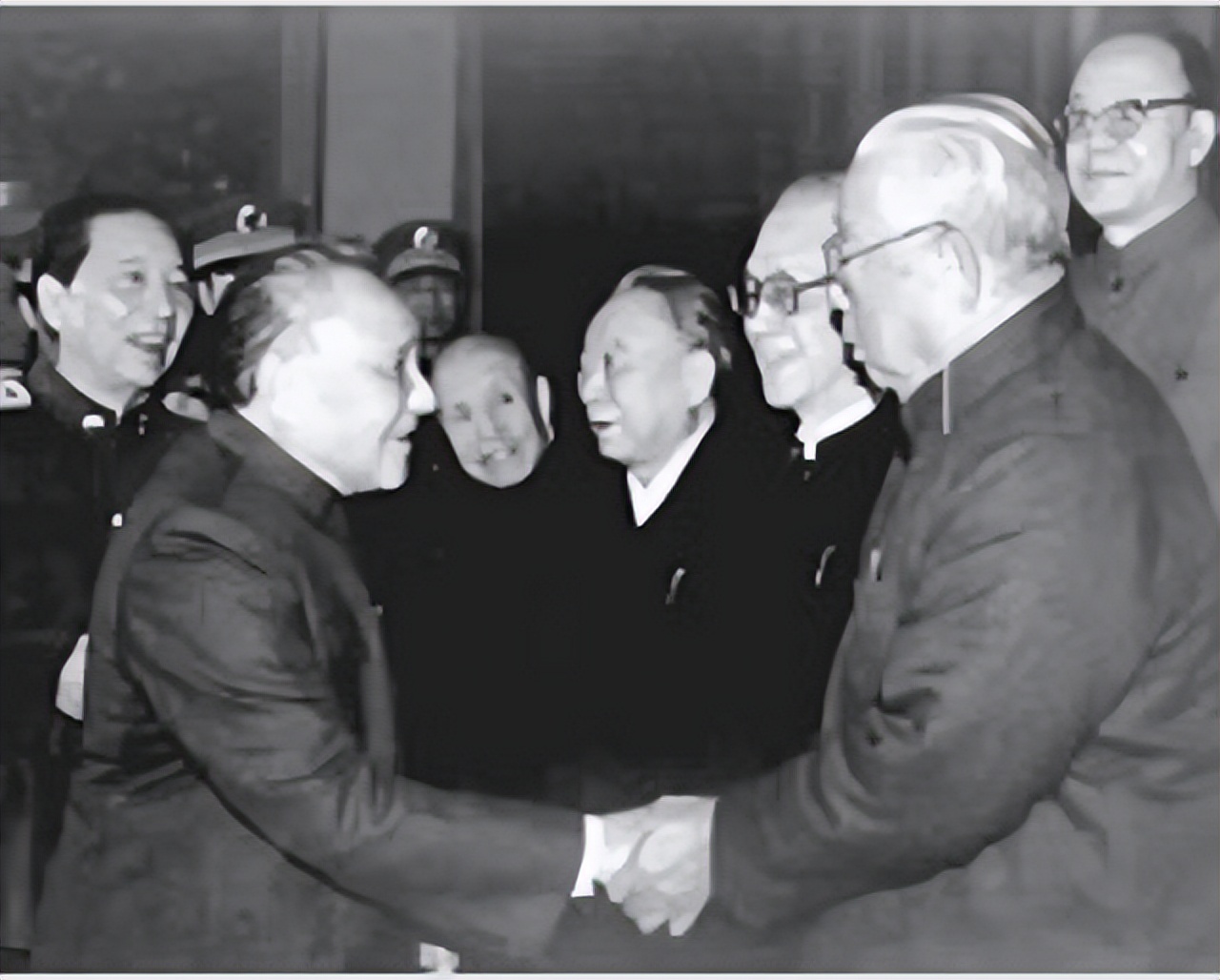 1977年邓公约见*锡联陈**，*锡联陈**向邓道歉，邓公：你在北京不欠账