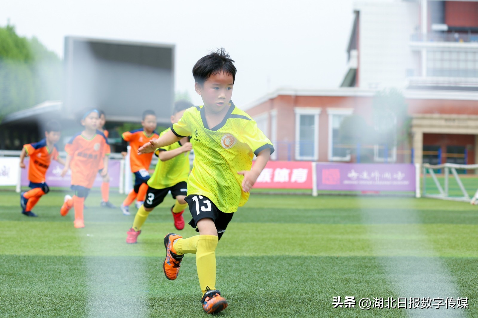 幼儿园孩子足球踢门比赛,幼儿园小朋友踢足球比赛视频