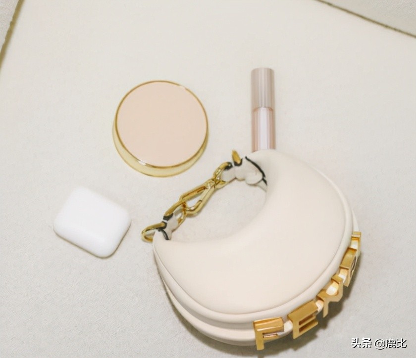 法棍包接班人？Fendi全新出的这款腋下包到底怎么样？