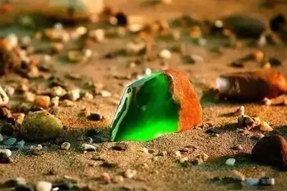 啤酒瓶做帝王绿翡翠,高人拿啤酒瓶做翡翠